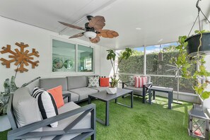 Smart TV, books - Remodeled Mid-century home with pool, hot tub & EV charger (Wilton Manors)