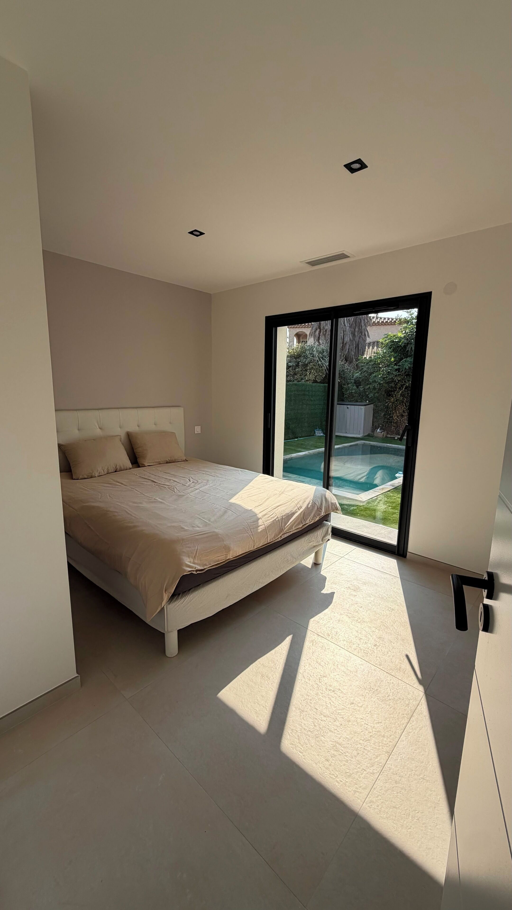 3 bedrooms, iron/ironing board, bed sheets
