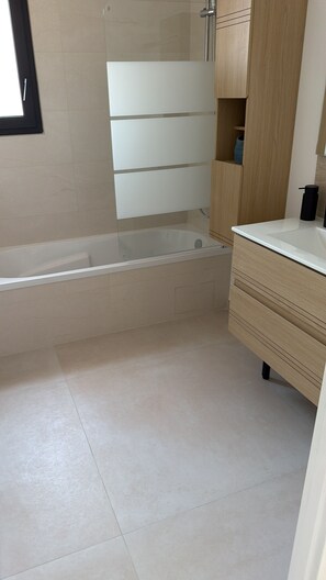 Shower - Magnificent new villa for your vacations 10 minutes from the beaches (Bompas)