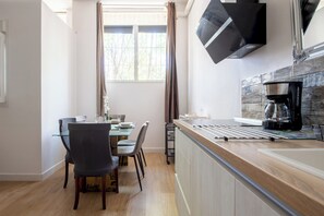 Microwave, stovetop, coffee/tea maker, toaster - Home2Book Modern Stay Cozy Apt Seville (Seville)