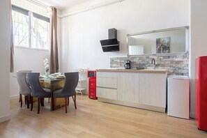 Microwave, stovetop, coffee/tea maker, toaster - Home2Book Modern Stay Cozy Apt Seville (Seville)