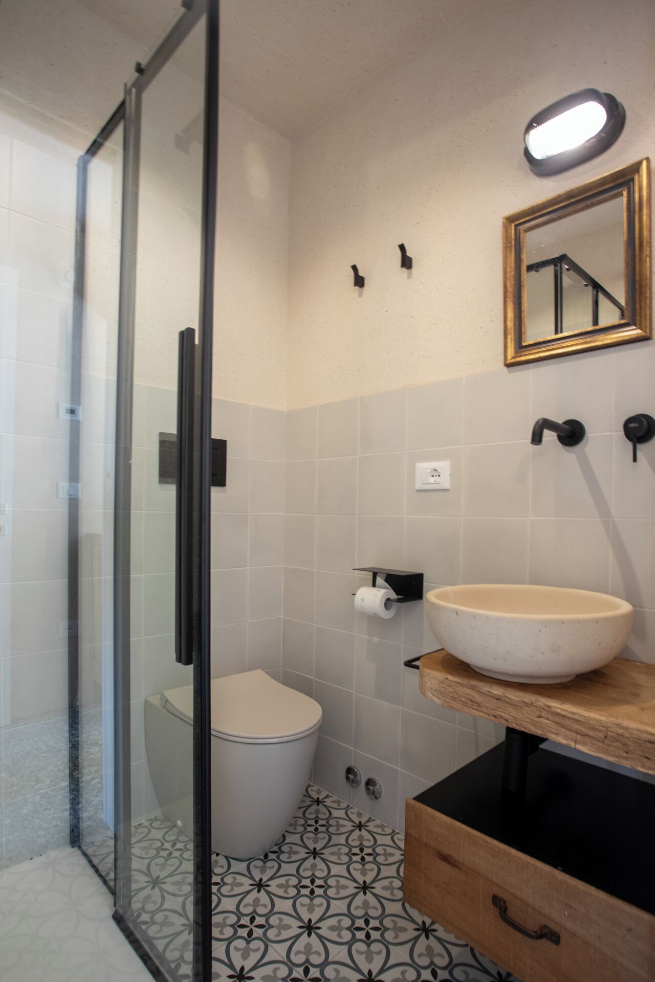 Douche, sèche-cheveux, bidet, serviettes fournies