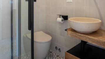 Douche, sĂšche-cheveux, bidet, serviettes fournies