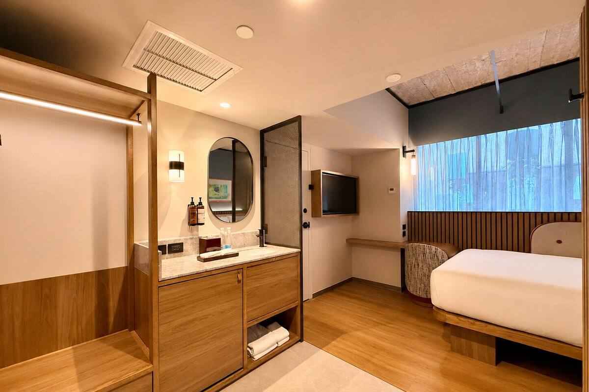 Kamar, 1 Tempat Tidur Queen | Brankas, tirai kedap cahaya, Wi-Fi gratis, dan seprai linen