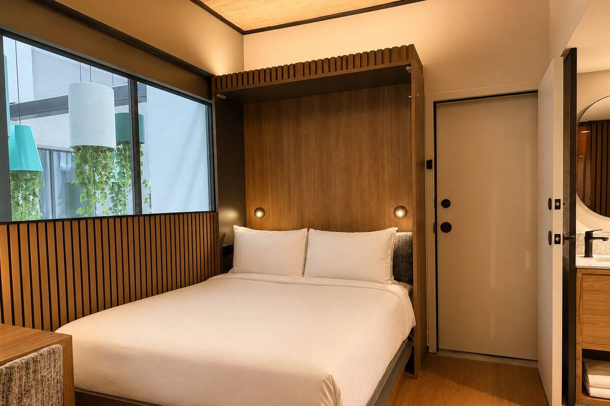 Kamar, 1 Tempat Tidur Queen | Brankas, tirai kedap cahaya, Wi-Fi gratis, dan seprai linen