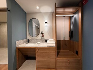 Compact Queen Bed Mobility Accessible | Bathroom | Free toiletries - Motto by Hilton Guadalajara Centro Historico (Guadalajara)