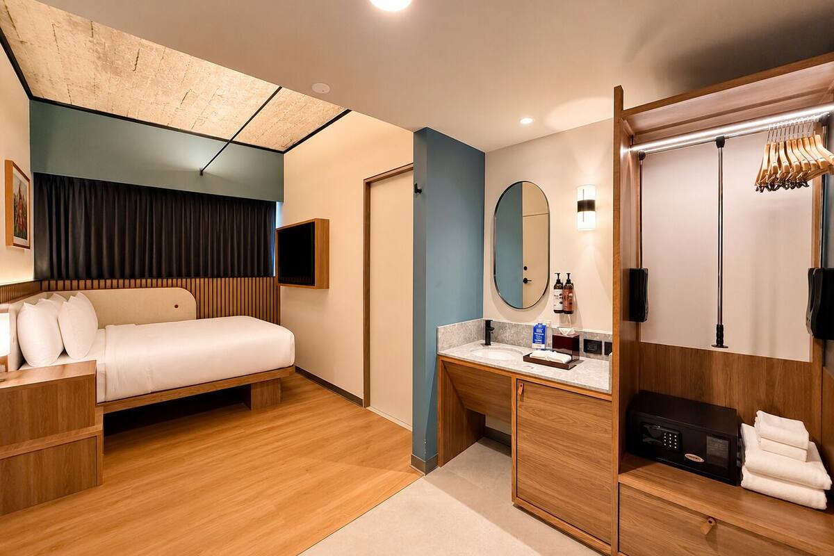Kamar, 1 Tempat Tidur Queen, difabel mobilitas | Brankas, tirai kedap cahaya, Wi-Fi gratis, dan seprai linen