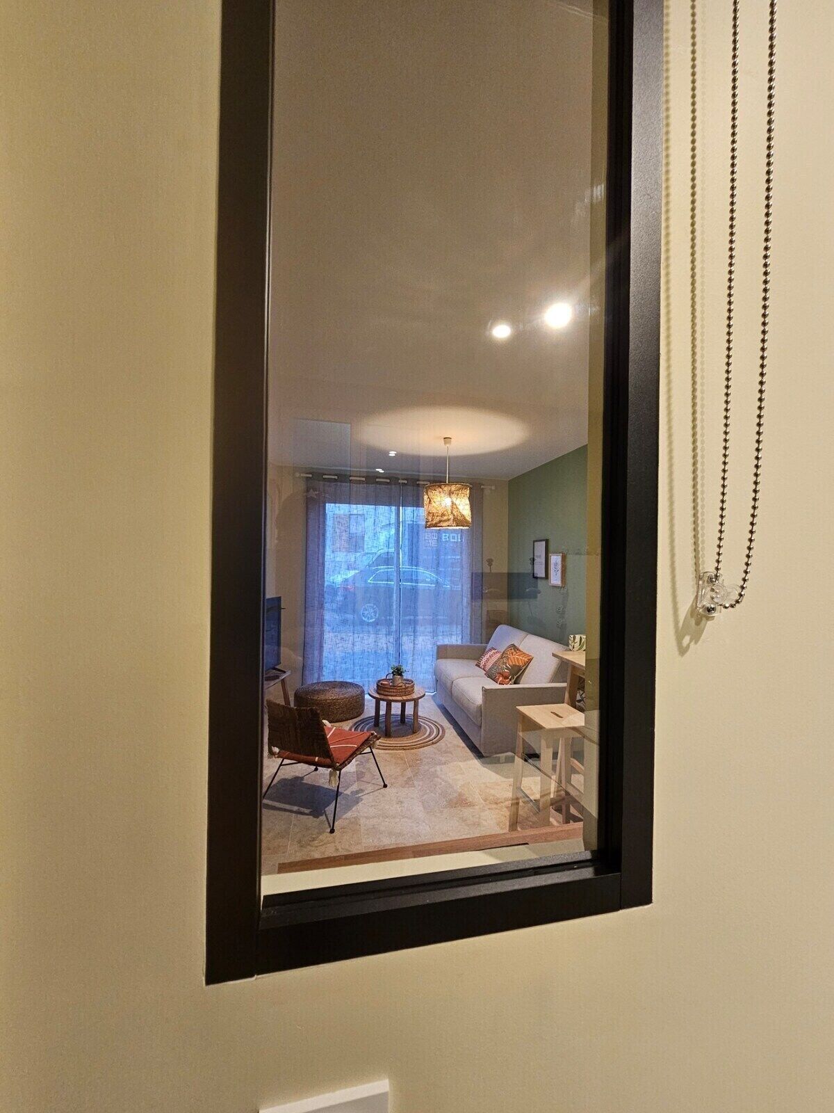 Una sala de estar moderna con sofá, sillón y mesa de centro.
