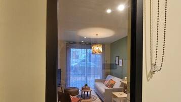 Una sala de estar moderna con sofá, sillón y mesa de centro.