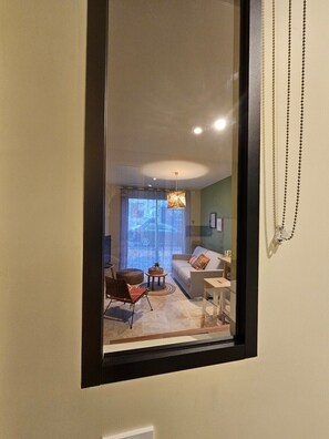 Una sala de estar moderna con sofá, sillón y mesa de centro.