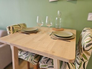 Una mesa de comedor con platos, vasos y cubiertos.