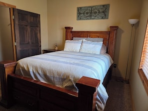 3 bedrooms, WiFi, bed sheets - Toronto Lake Lodge - Sleeps 10-12, Boat Parking, Private Pond Access (Toronto)