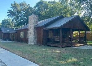 Exterior - Toronto Lake Lodge - Sleeps 10-12, Boat Parking, Private Pond Access (Toronto)