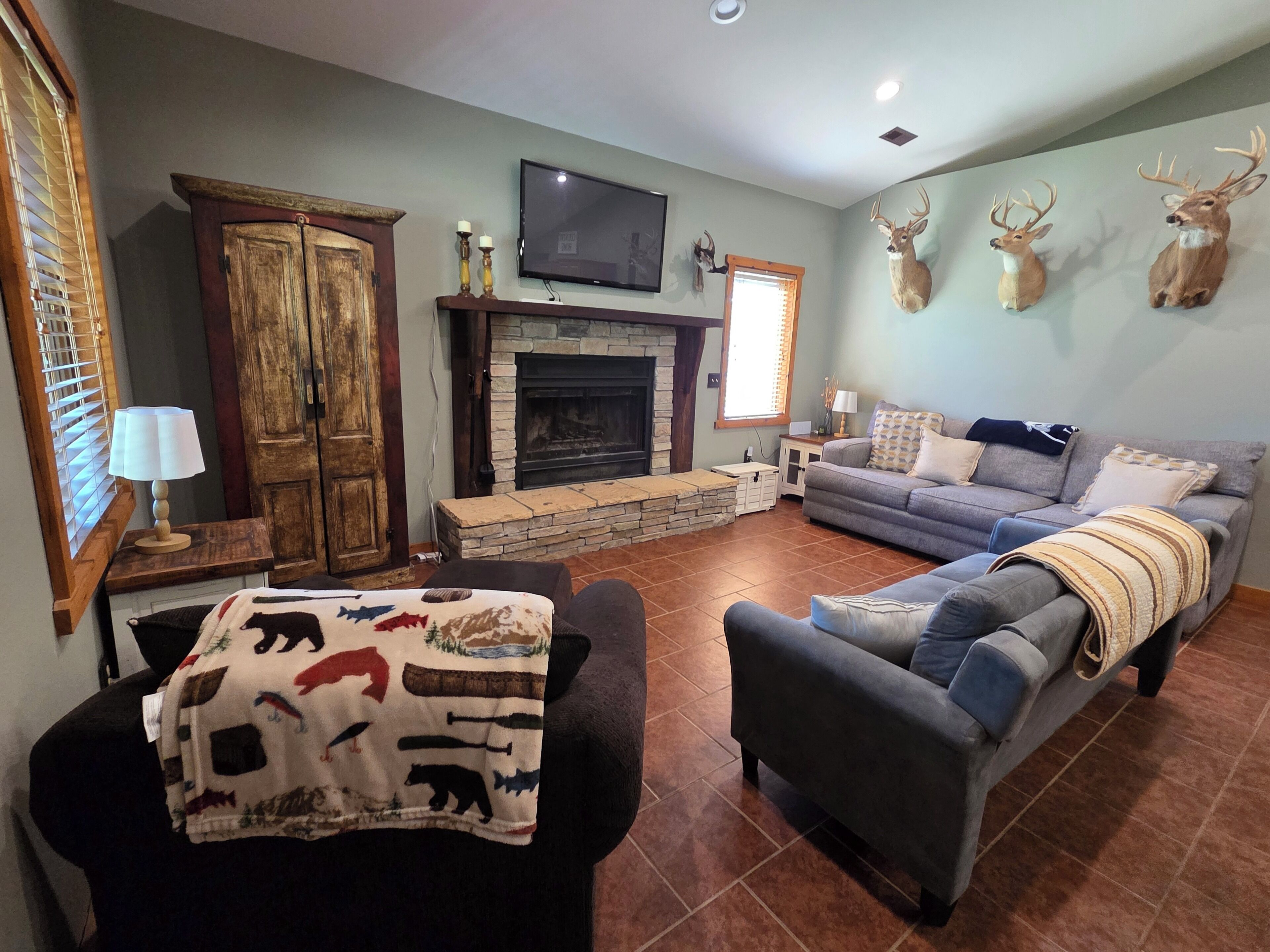 Toronto Lake Lodge - Sleeps 10-12, Boat Parking, Private Pond Access - Kansas