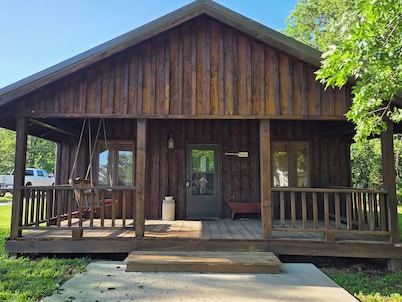 Toronto Lake Lodge - Sleeps 10-12, Boat Parking, Private Pond Access