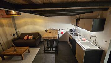 Coffee/tea maker, fridge, microwave, stovetop
