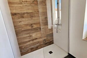 Douche, sèche-cheveux, serviettes fournies