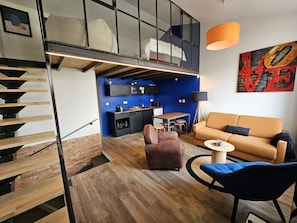 Un appartement moderne comprenant une cuisine, un espace de vie et un escalier.