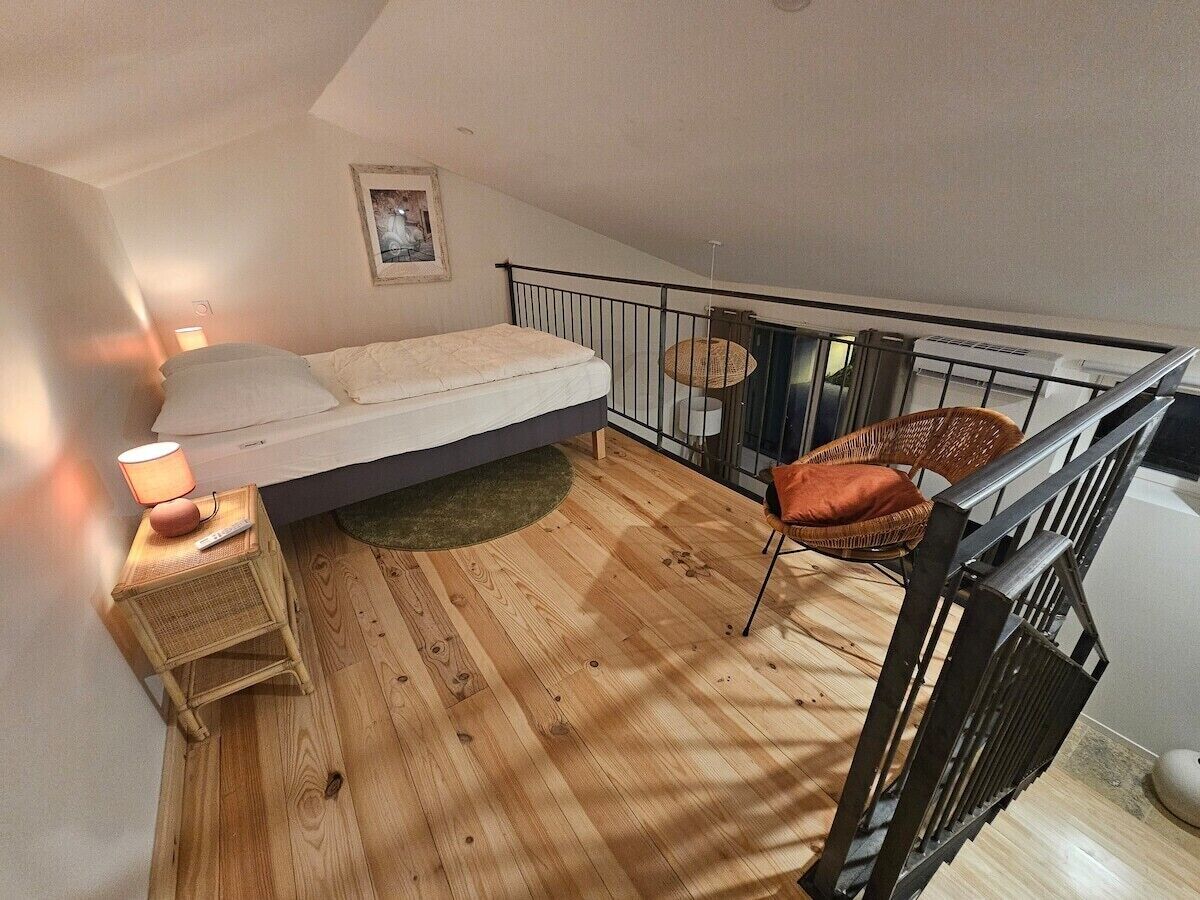 2 bedrooms, travel crib, WiFi (free), bed sheets