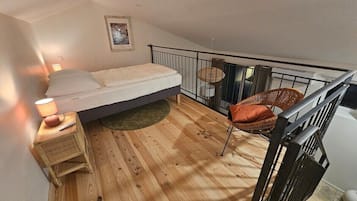 2 bedrooms, travel crib, WiFi (free), bed sheets