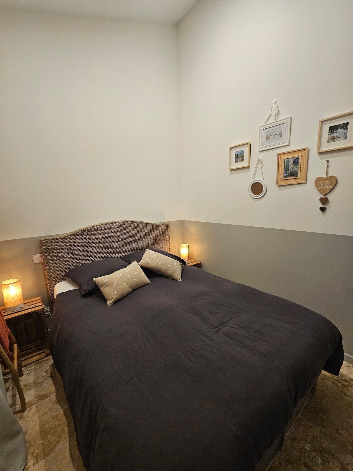 2 bedrooms, travel crib, WiFi (free), bed sheets