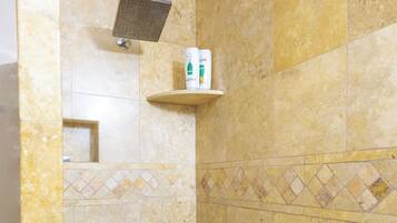 Secador de cabelo, toalhas de banho, sabonete, papel higiênico