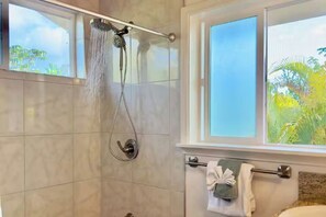Douche, articles de toilette écologiques, sèche-cheveux