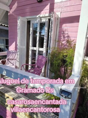 Property grounds - Enchanted Pink House, Charming Chalet - Gramado, RS (Gramado)