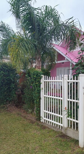 Property grounds - Enchanted Pink House, Charming Chalet - Gramado, RS (Gramado)