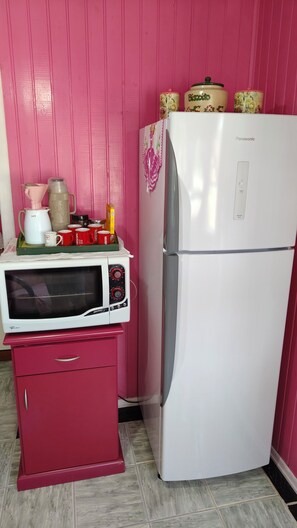 Private kitchen - Enchanted Pink House, Charming Chalet - Gramado, RS (Gramado)