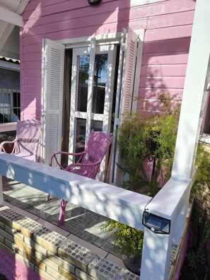 Terrace/patio - Enchanted Pink House, Charming Chalet - Gramado, RS (Gramado)