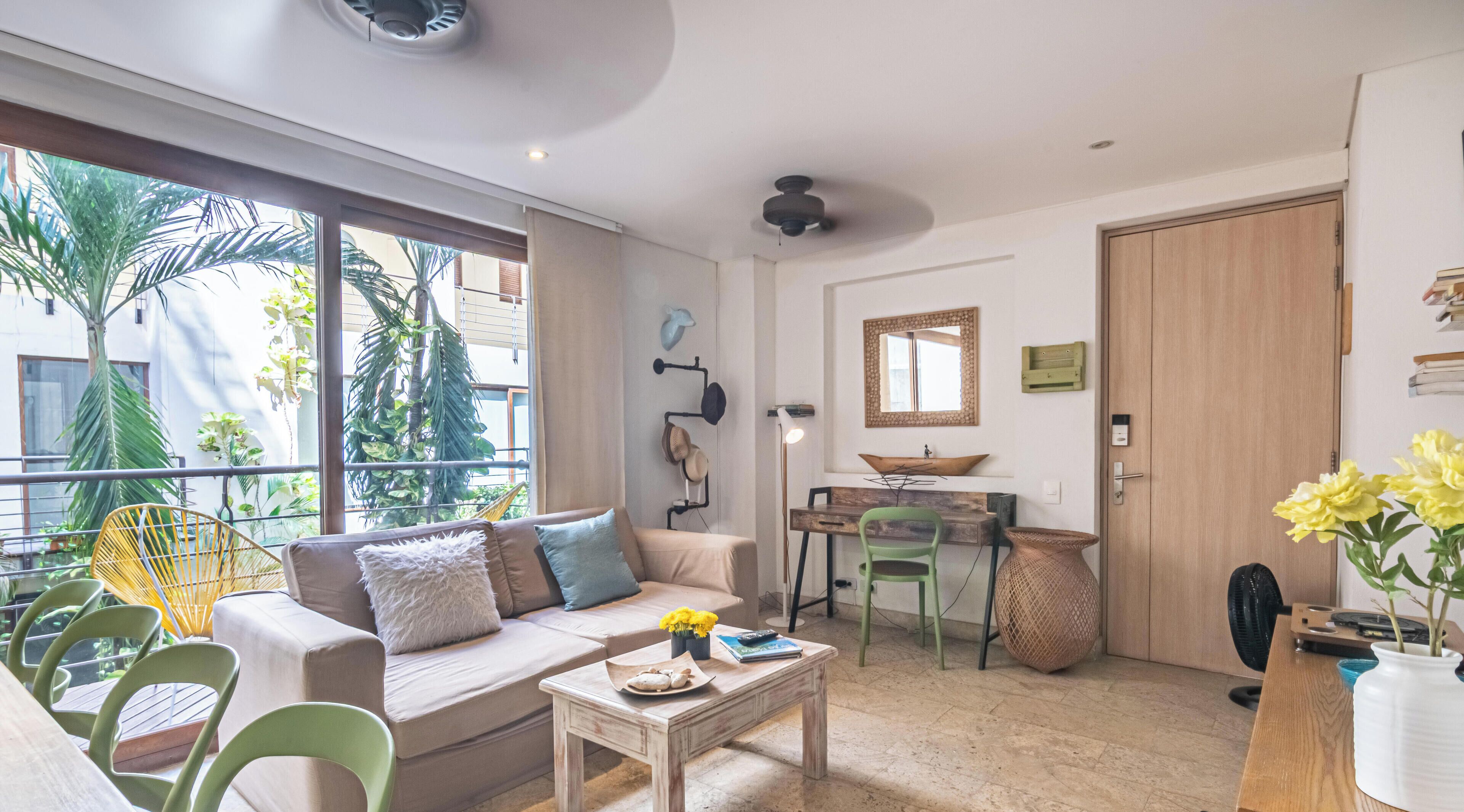 Apartament, vistes al jardí | Sala d'estar | Televisor de pantalla plana de 50 polzades amb canals digitals 