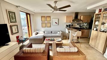 Apartamento, vistas a la ciudad | Sala de estar | Televisión de pantalla plana de 50 pulgadas con canales digitales