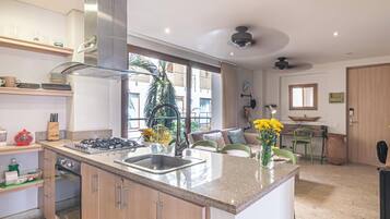 Departamento, vista al jardín | Cocina privada | Refrigerador, microondas, horno y parrilla de estufa