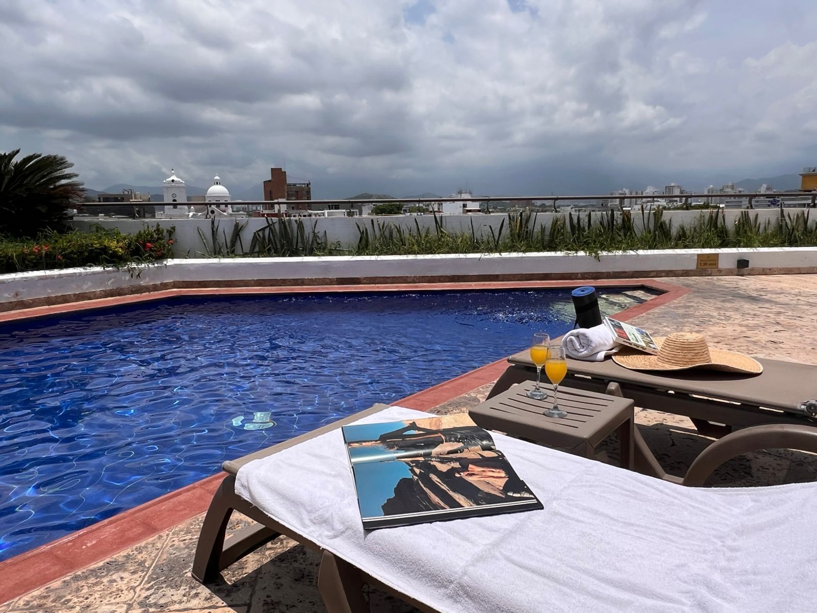 Kolam renang rooftop