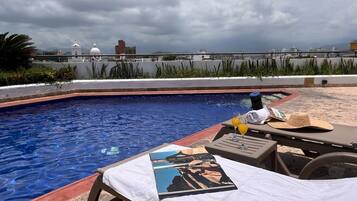 Kolam renang rooftop