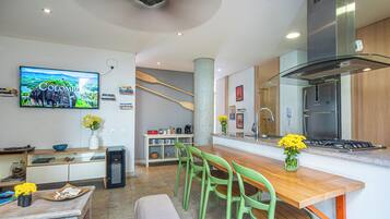 Apartemen, pemandangan kebun | Ruang makan