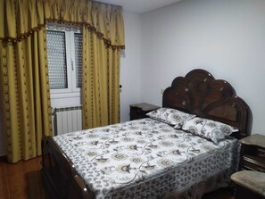 2 slaapkamers, een strijkplank/strijkijzer, gratis wifi, beddengoed