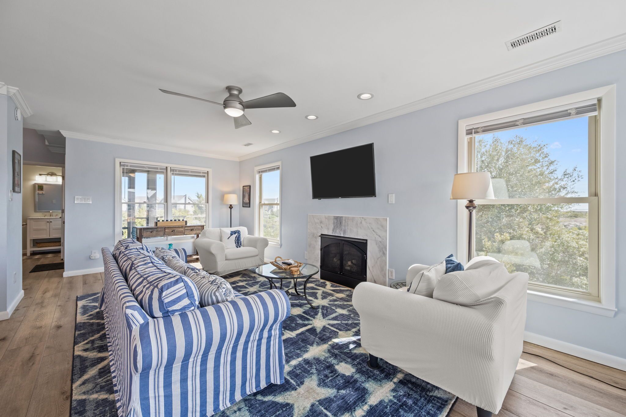 Smart TV, fireplace