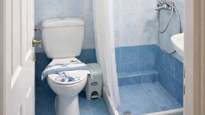 A bathroom with a toilet, a shower, and a sink. - Byzantine Vibe - Seaside Cozy Stay Near Volos (Volos)