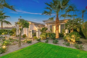 Property grounds - Walk 2 Stagecoach+Large Backyard+Estate+PPong+Rack (Indio)
