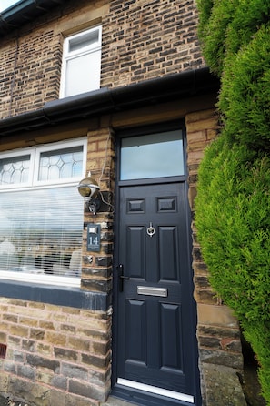 Exterior detail - Cosy 3-Bed Home | Parking | Ideal for Work Stays (Brierfield)