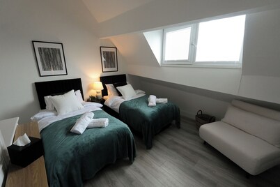 Cosy 3-Bed Home | Parking | Ideal for Work Stays