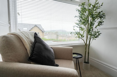 Living area. Cosy 3-Bed Home | Parking | Ideal for Work Stays