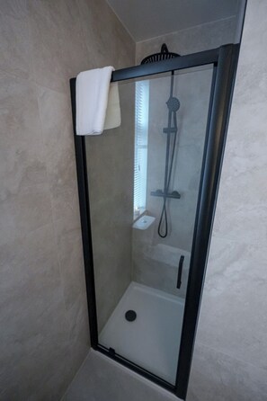 Douche, sèche-cheveux, serviettes fournies, savon