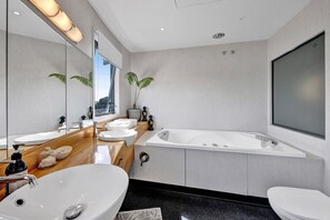 Kostenlose Toilettenartikel, Haartrockner, Bademäntel, Handtücher