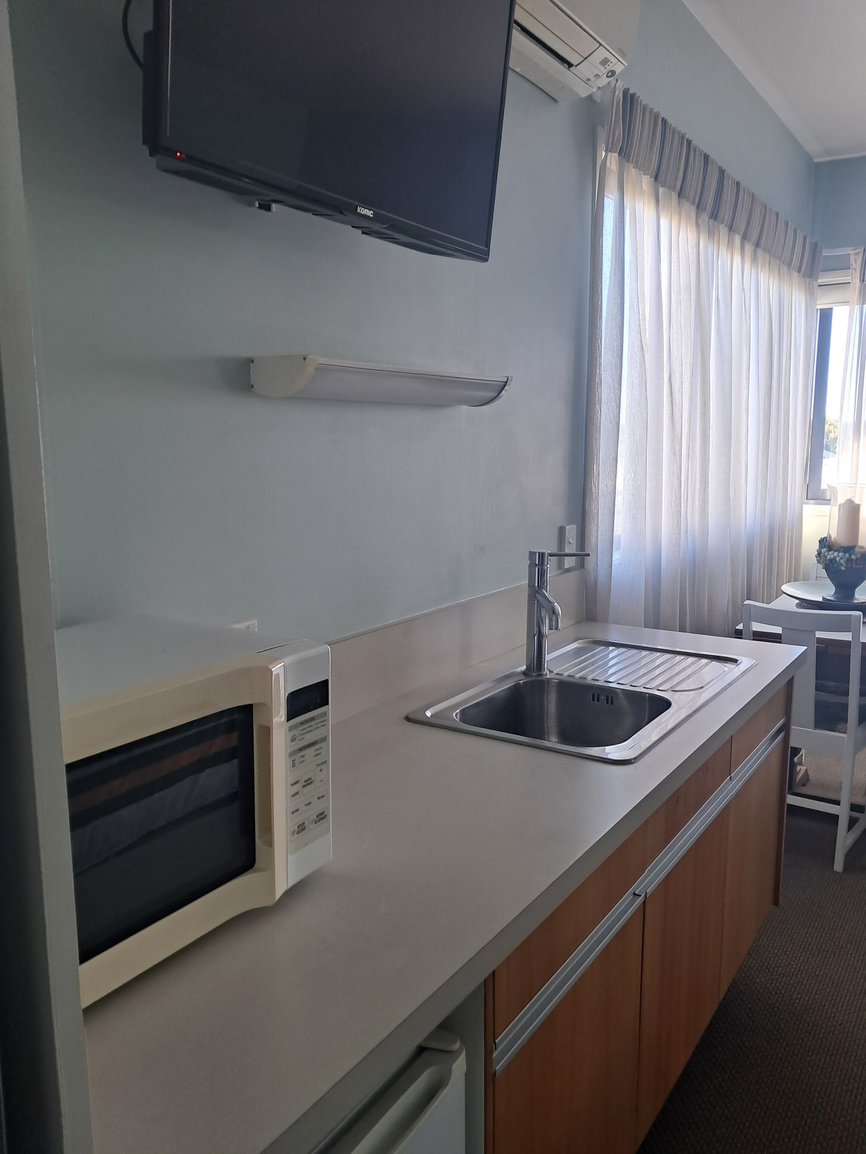 Comfort Studio | Private kitchen | Microwave, coffee/tea maker, electric kettle, cookware/dishes/utensils