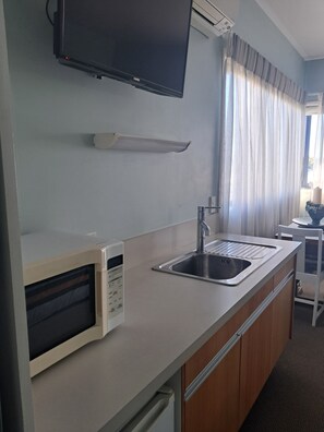 Comfort Studio | Private kitchen | Microwave, coffee/tea maker, electric kettle, cookware/dishes/utensils - Headlands Hotel (Ōpunake)