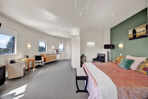 Deluxe-Suite, Strandblick | Laptopgeeigneter Arbeitsplatz, Verdunkelungsvorhänge