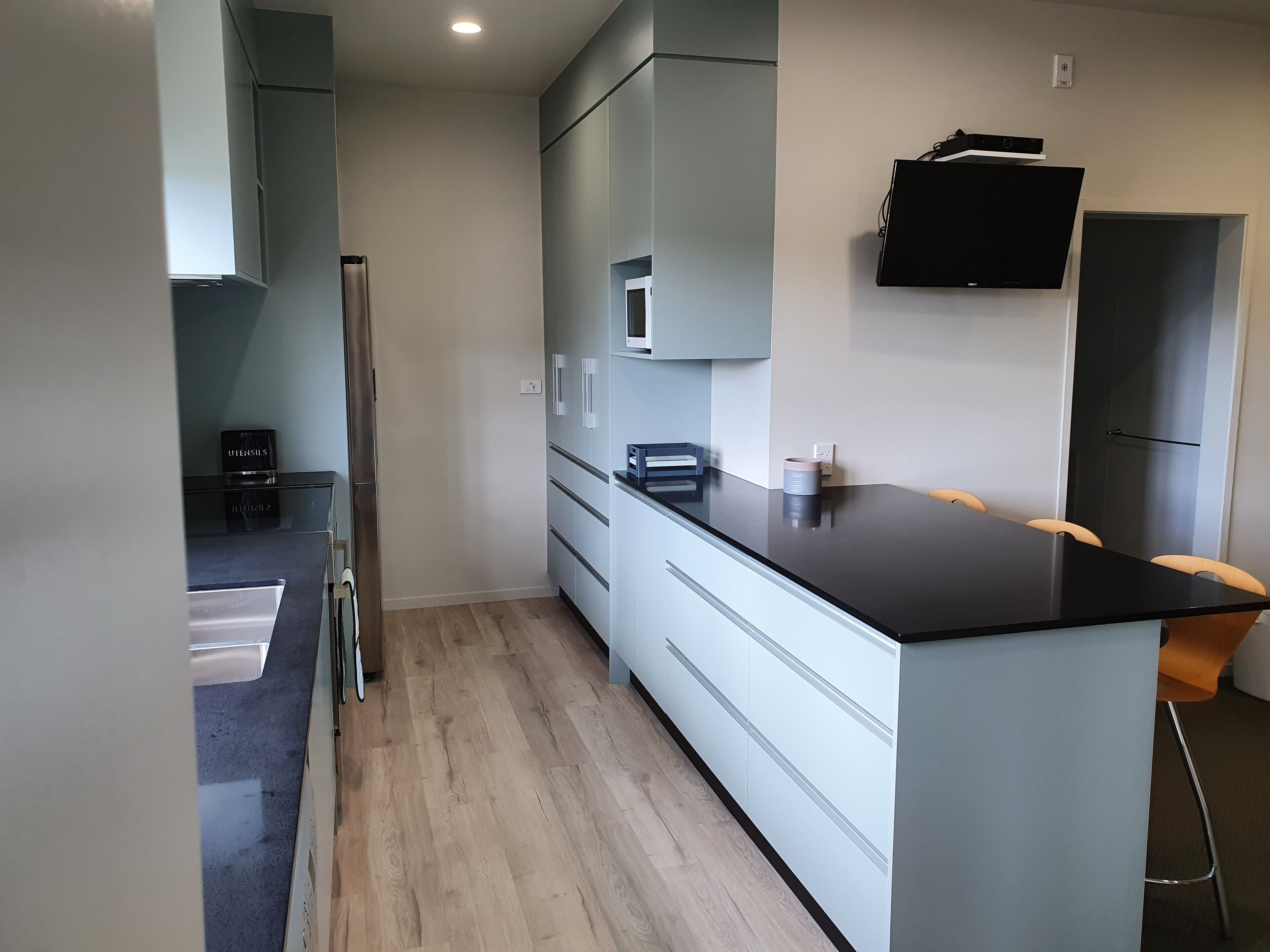 Comfort appartement | Privékeuken | Een magnetron, een koffiezetapparaat/waterkoker, een waterkoker